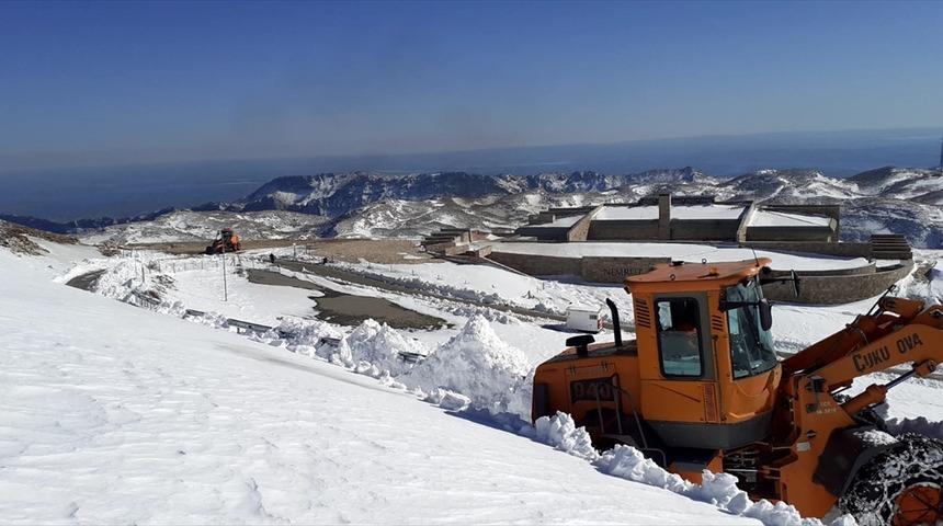 Nemrut Dağı'nın kar nedeniyle kapanan yolu ulaşıma açıldı