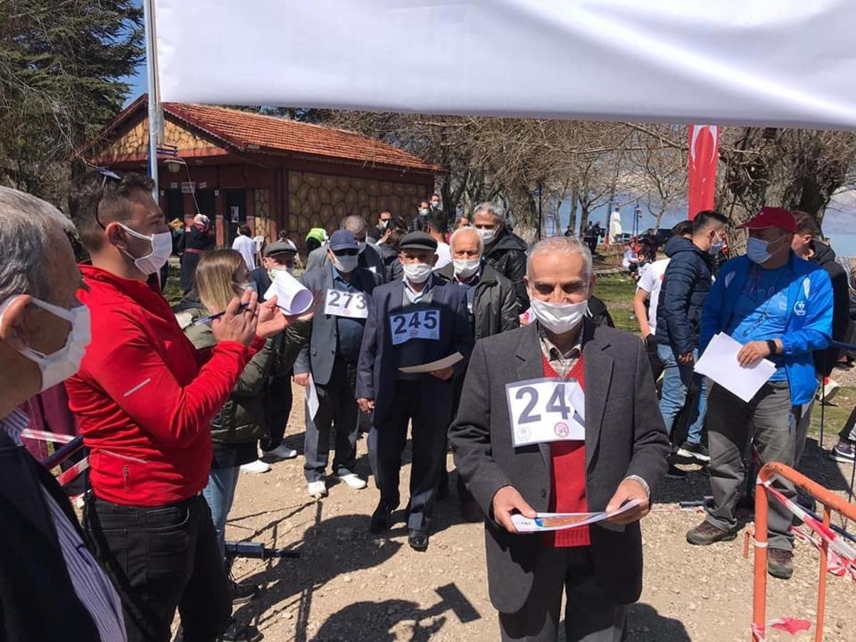 Oryantiring yarışlarında huzurevindeki yaşlılar gen&ccedil;lere taş &ccedil;ıkarttı