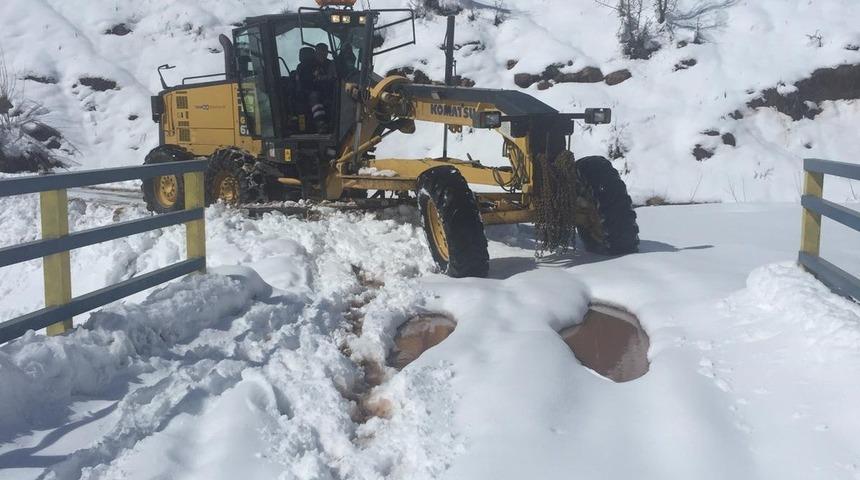 Tunceli’de karla kapan 120 köy yolu açıldı, 18’inde çalışma sürüyor