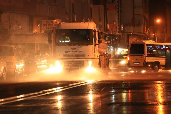 İpekyolu Belediyesinden gece temizliği: 3 ton çöp toplandı G3