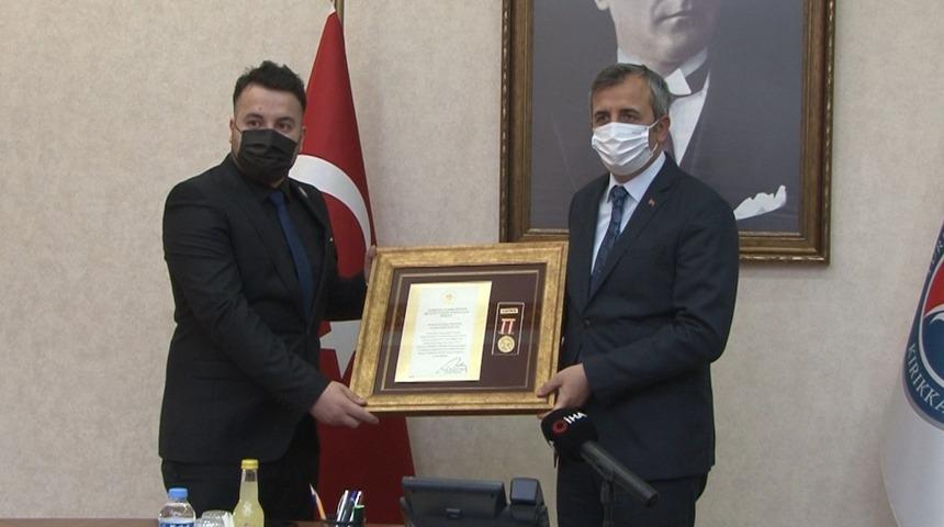 Vali Sezer: “Şehit ve gazilerimizin feragatiyle bu günlerdeyiz”