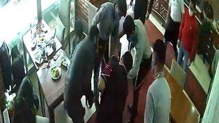 Boğazına et kaçan çocuğu böyle kurtardı!