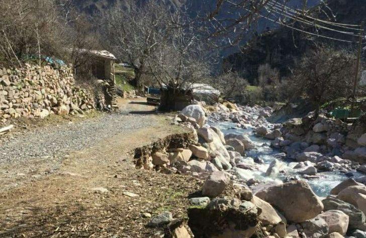 Selden zarar gören köy yollarında çalışmalar devam ediyor G2