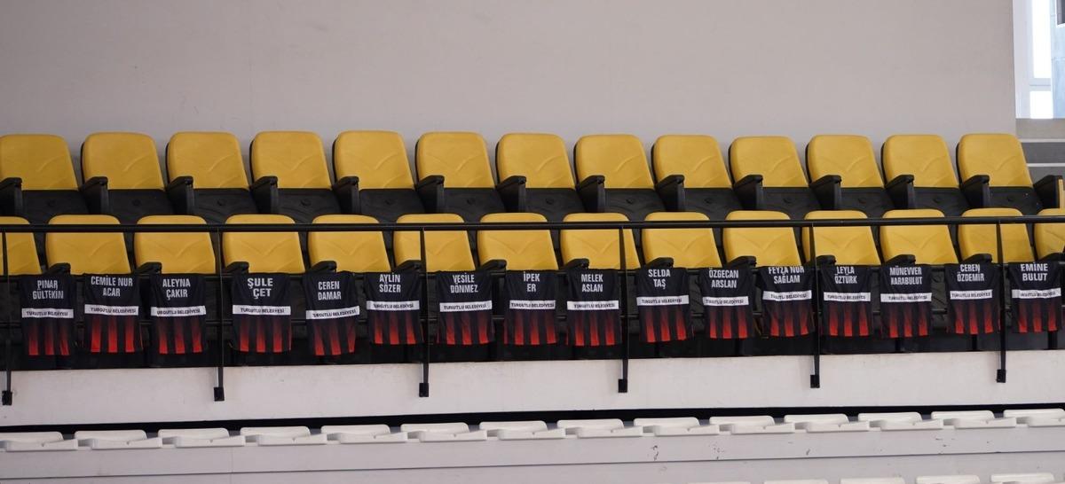 Kadın cinayetiyle hayattan koparılan kadınların isimleri trib&uuml;nlerde