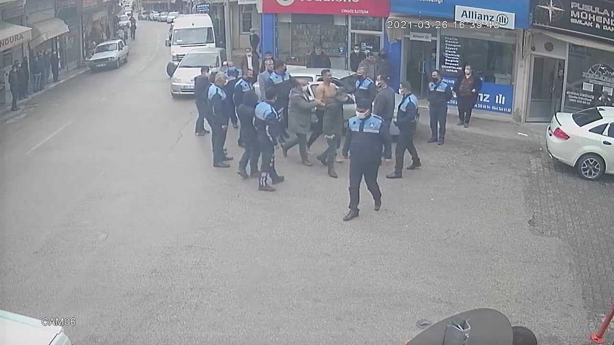 Yarı &ccedil;ıplak gen&ccedil; korku dolu anlar yaşattı