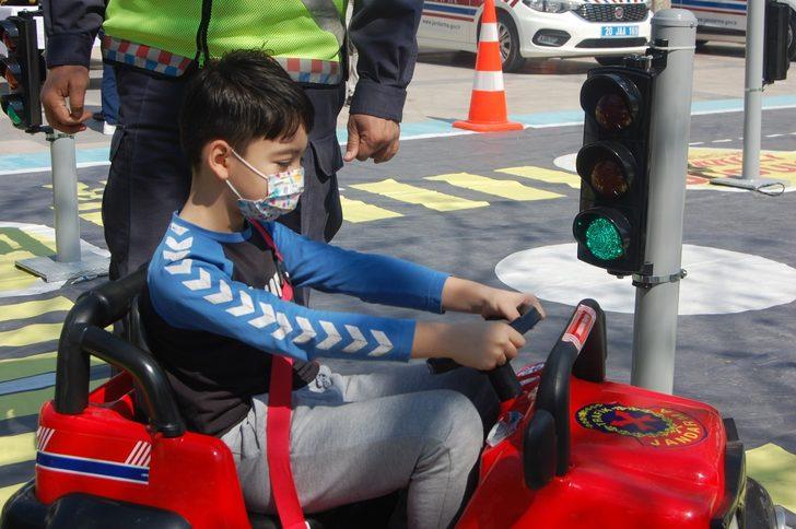 Jandarmadan çocuklara simülasyonlu trafik eğitimi G3