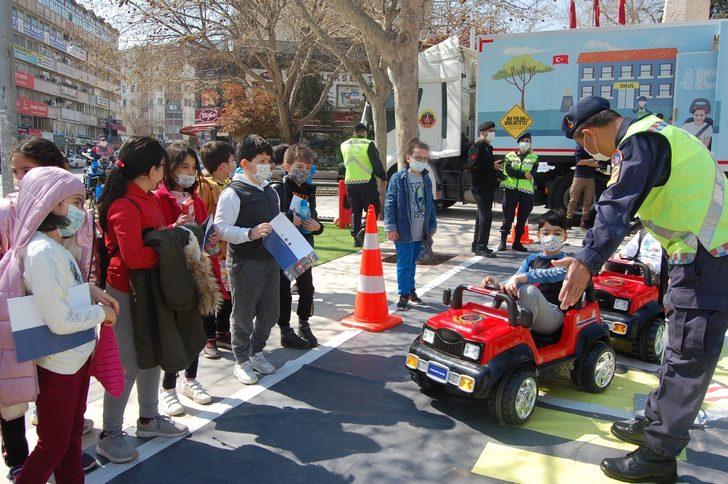 Jandarmadan çocuklara simülasyonlu trafik eğitimi G4