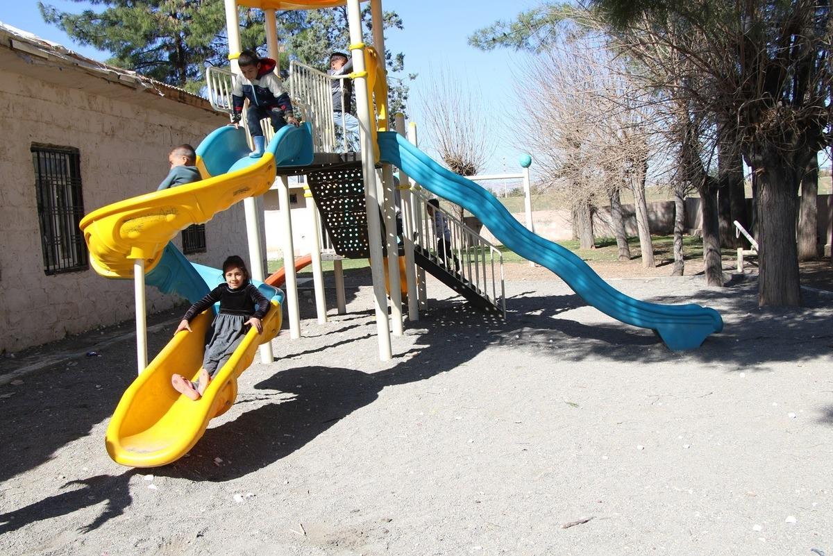 Kırsalda &ccedil;ocukların y&uuml;z&uuml; g&uuml;ld&uuml;