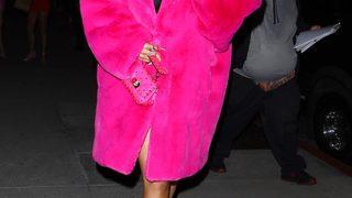 Nikita Dragun'un pembe kabanının altına giydiği yok gibi! 