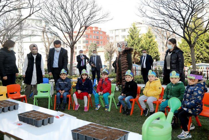 AtaÇocuk’ta minik çiftçiler ilk tohumlarını Başkan Deveci’yle ekti G3