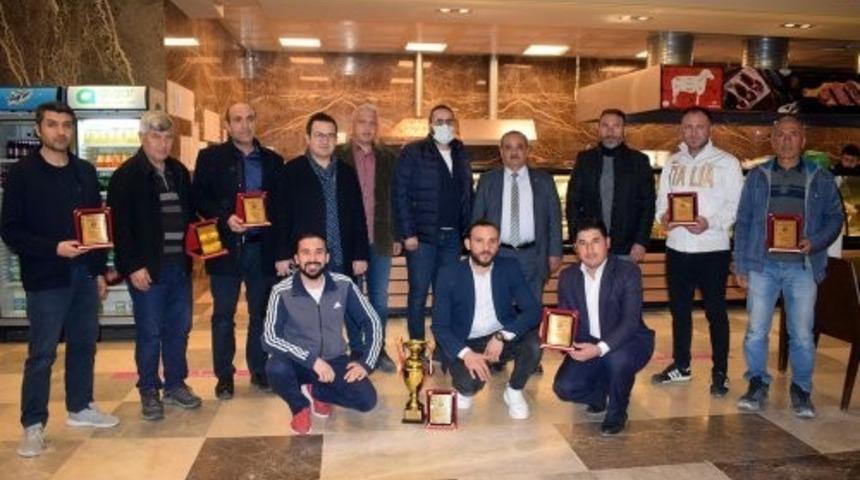 Başarılı sporcular &ouml;d&uuml;llendirildi