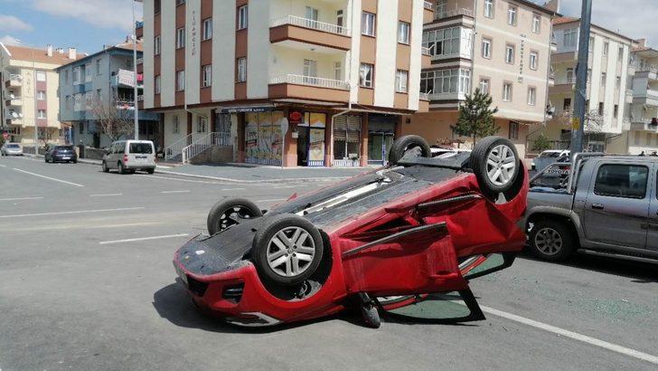 Otomobil takla attı: 1’i çocuk 3 yaralı G4