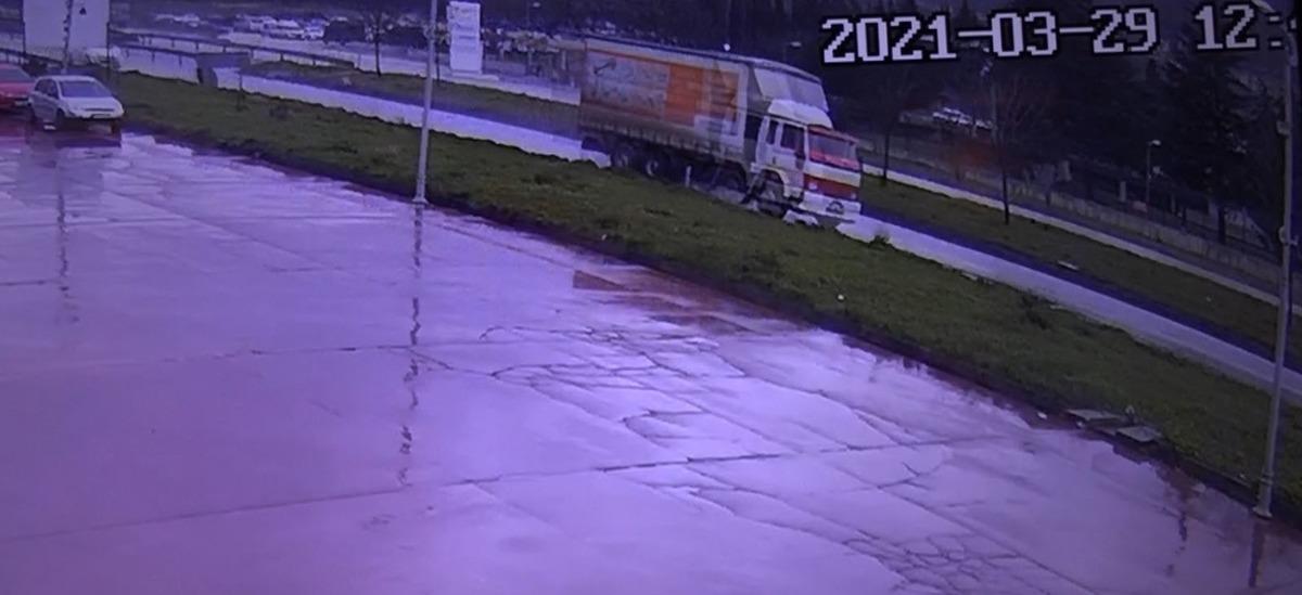 Kamyonun lastiği fırlayıp park halindeki otomobile b&ouml;yle &ccedil;arptı