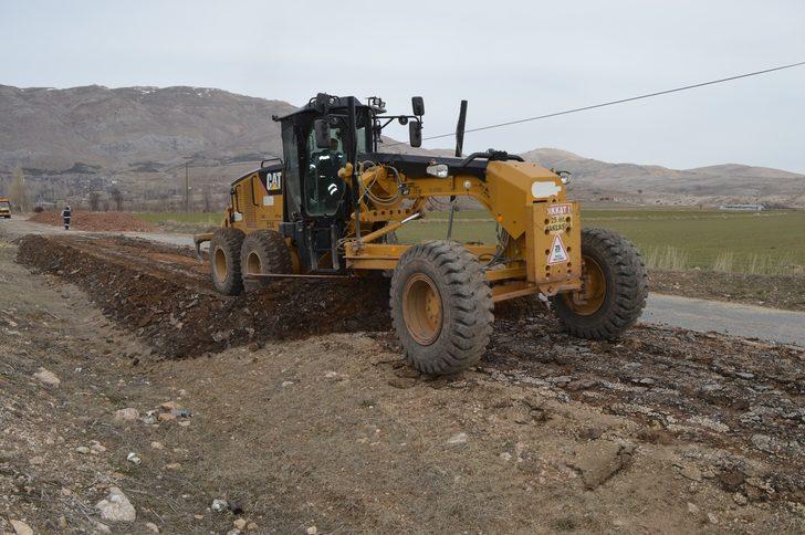 Korkuteli’nde 3 mahalle yolunda bakım onarım çalışması G3