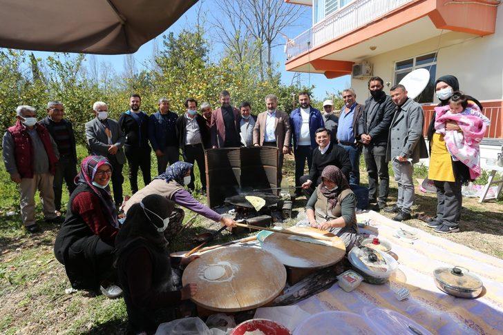 Hakan Tütüncü, sacın başına oturup gözleme pişirdi G2