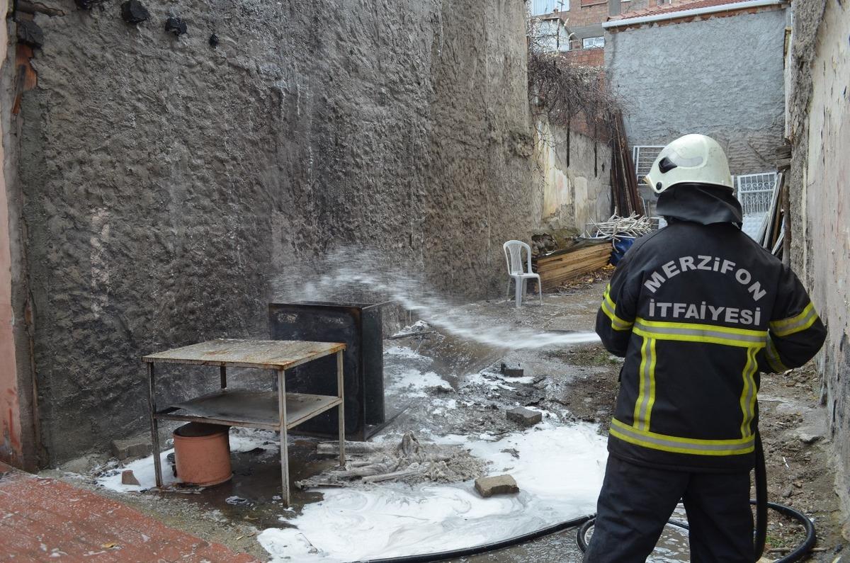 Ahşap evlerin arasında &ccedil;ıkan yangın korkuttu