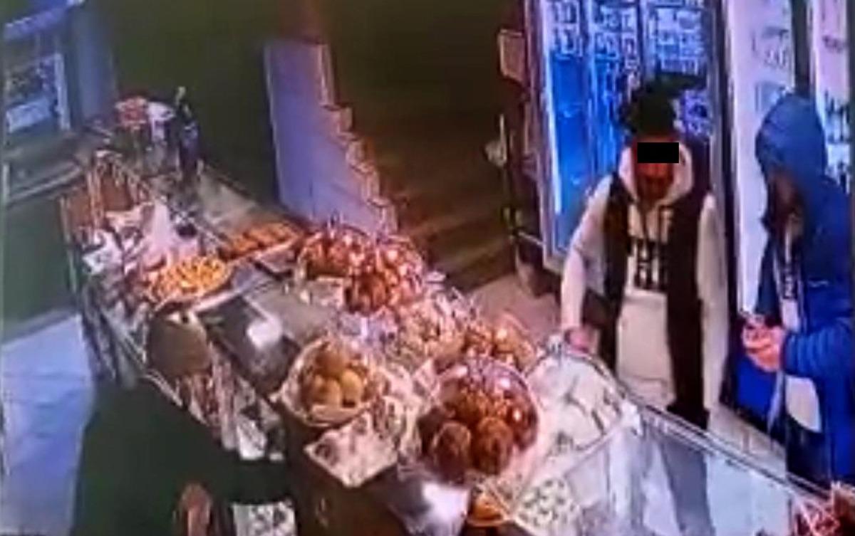 Yoğun bakımdaki bebek i&ccedil;in toplanan yardım parası hırsızlığı kamerada