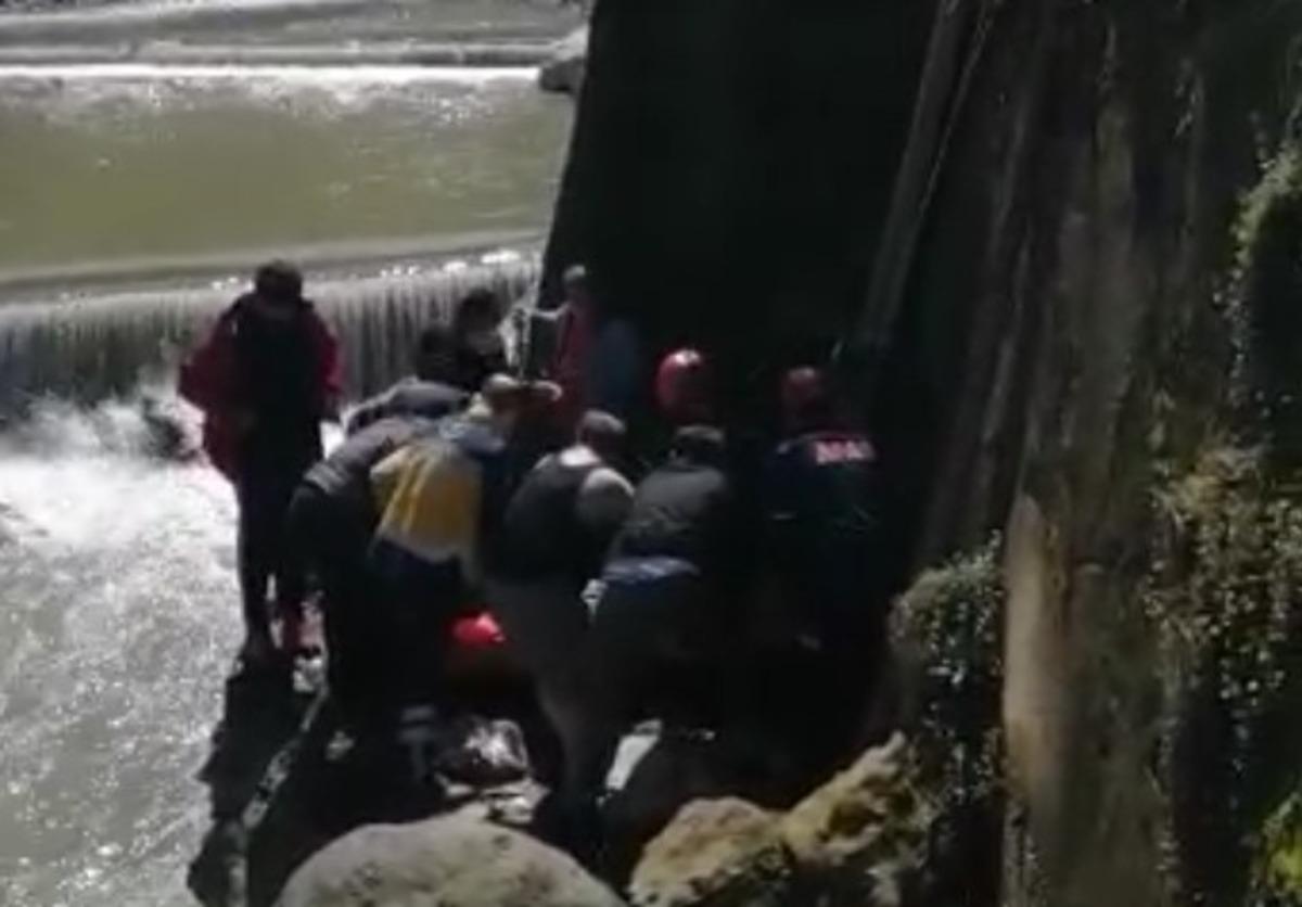 Bah&ccedil;ede &ccedil;alışırken dere yatağına d&uuml;şen kadın itfaiye ekipleri tarafından kurtarıldı
