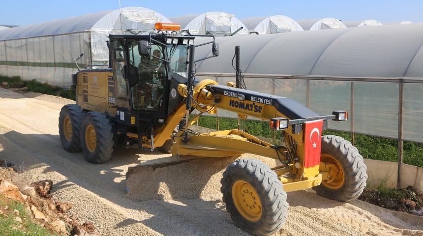 Erdemli&rsquo;de tarım arazilerine giden yollar iyileştiriliyor