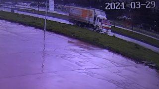 Seyir halindeyken lastiği fırladı! Korkunç anlar