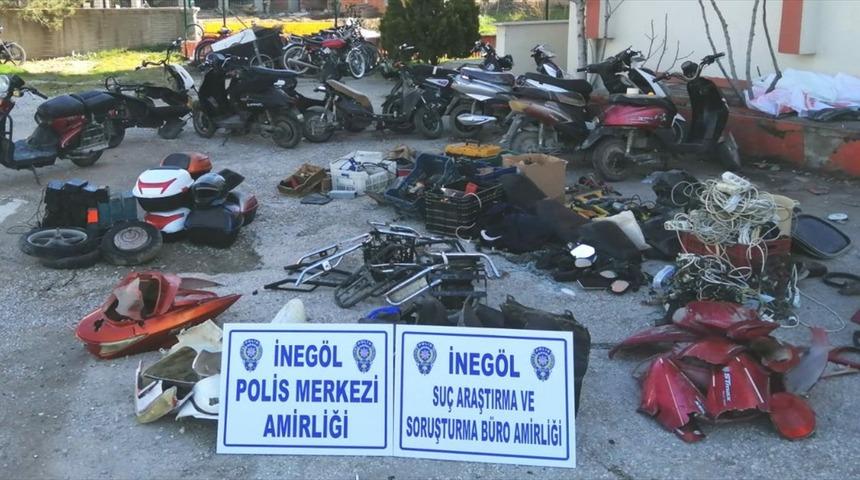 Bursa'da &ccedil;aldıkları motosiklet ve elektrikli bisikletleri par&ccedil;alayıp satan 5 ş&uuml;pheli tutuklandı