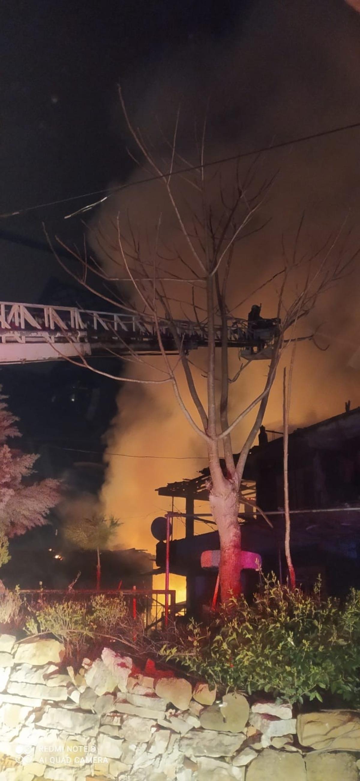 Bartın&rsquo;da &ccedil;ıkan yangında ev ve ahır alevlere teslim oldu