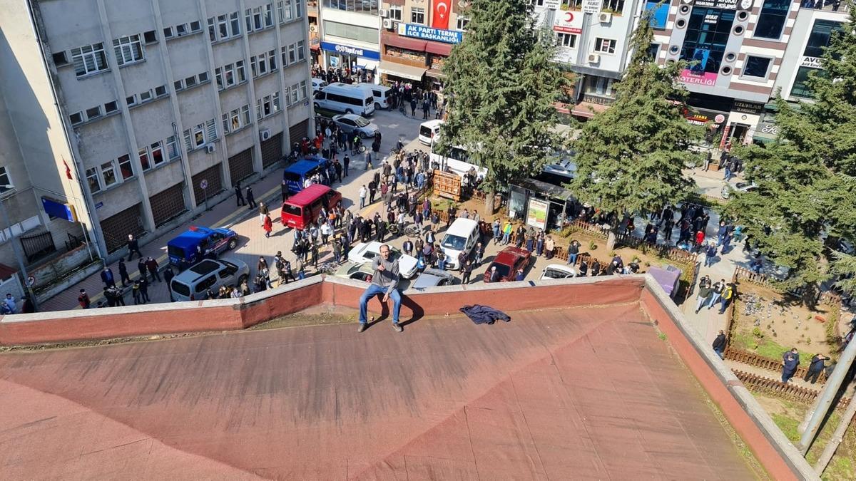 Belediye binasında intihar girişimi