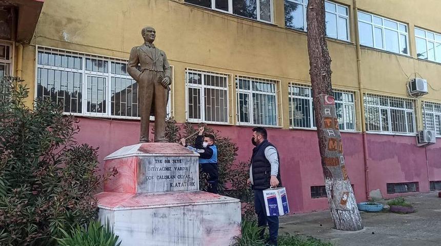 Atatürk heykeline çirkin saldırıda yeni detay: Bahçeye boya kovasıyla gelmiş!