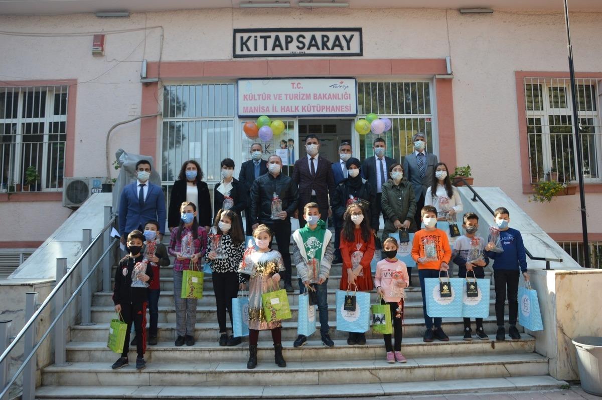 Manisa&rsquo;da e &ccedil;ok kitap okuyanlar &ouml;d&uuml;llendirildi