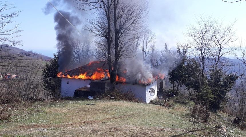 Tek katlı ev alevlere teslim oldu