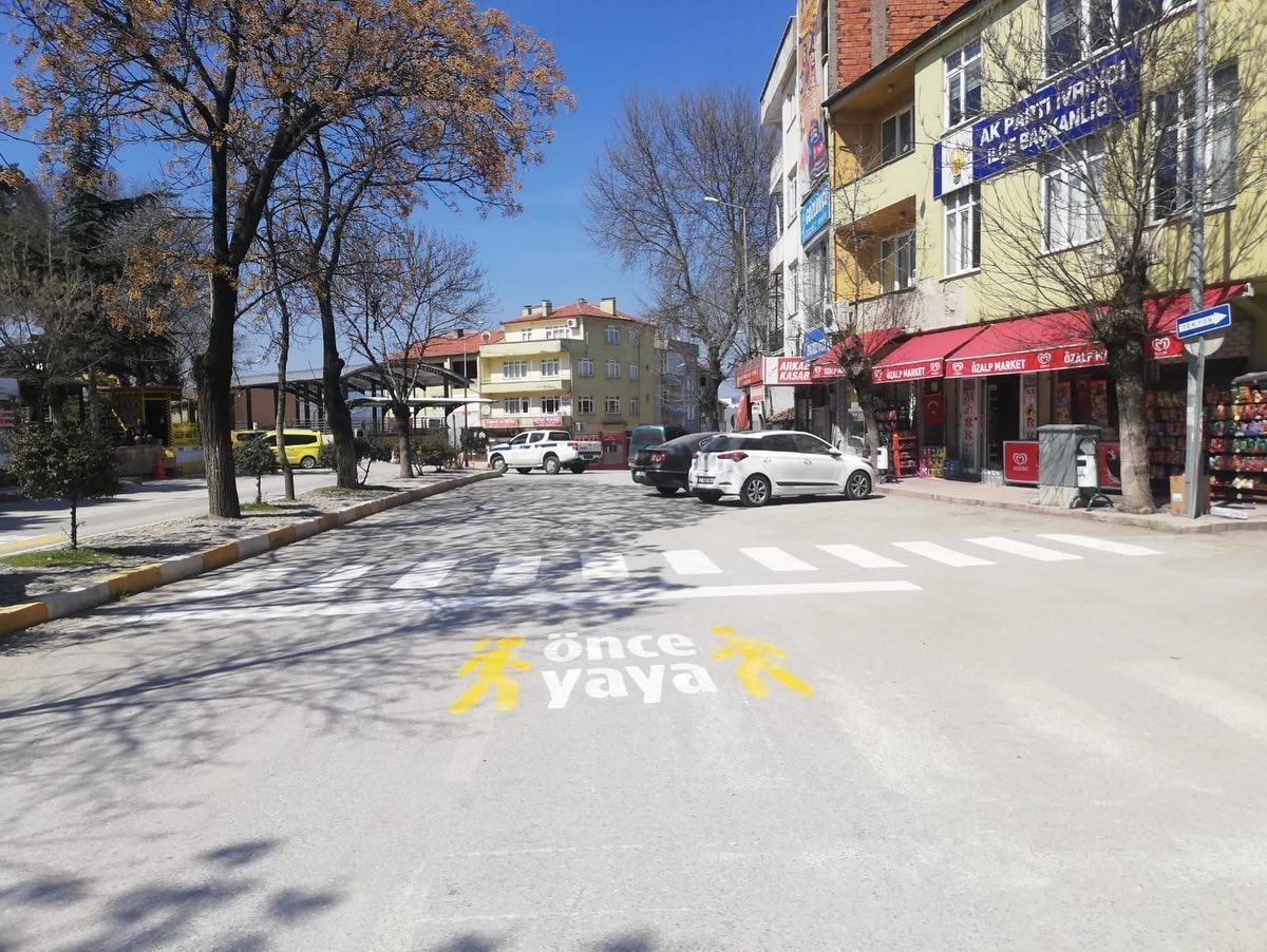 İvrindi&rsquo;de yaya ve okul ge&ccedil;itleri boyandı