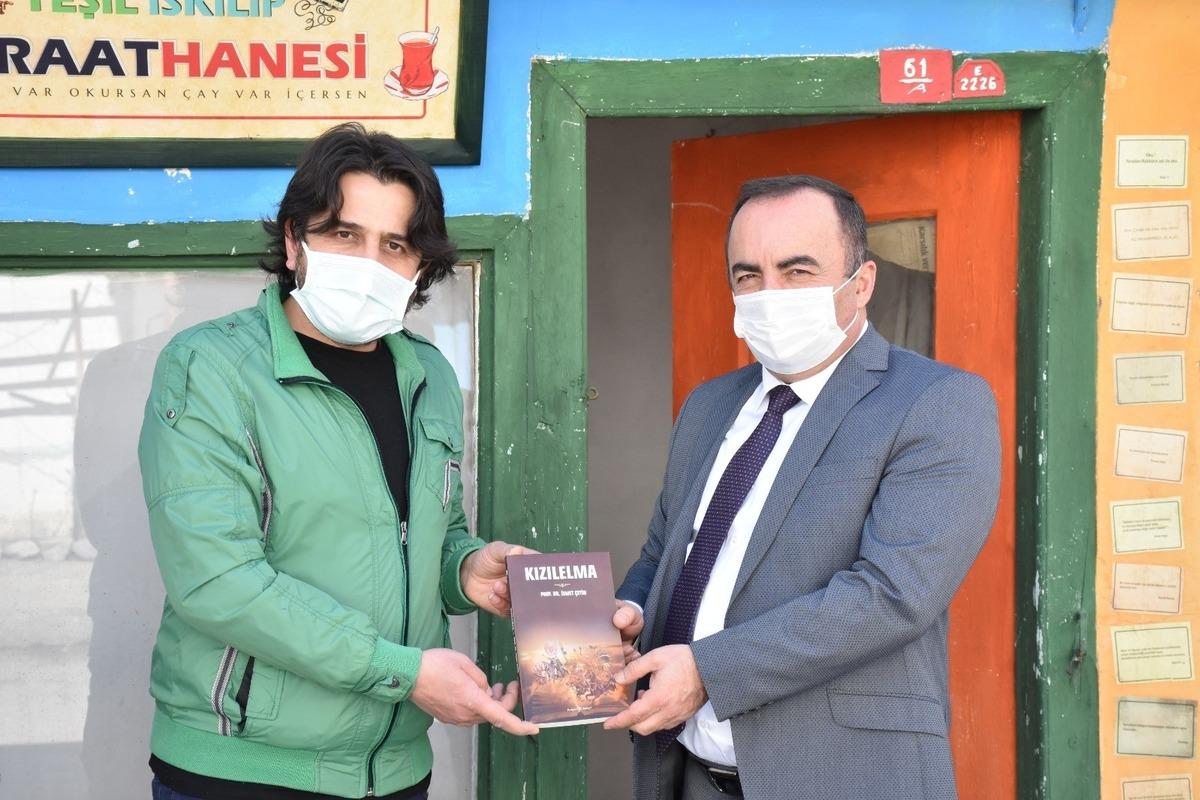 Başkan S&uuml;l&uuml;k&rsquo;ten k&uuml;t&uuml;phaneye destek