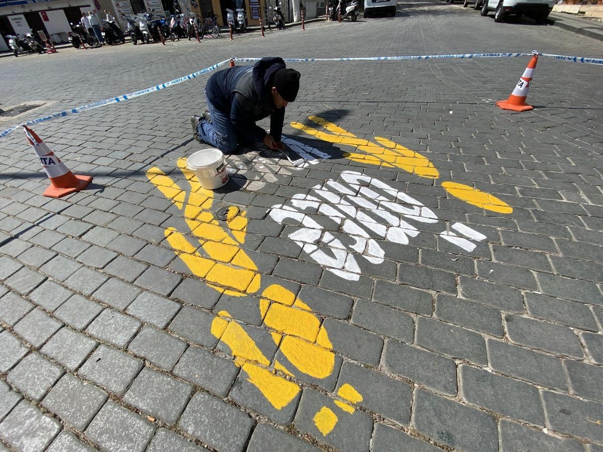 Kaş&rsquo;ta yaya ge&ccedil;idi &ccedil;izgileri yenilendi