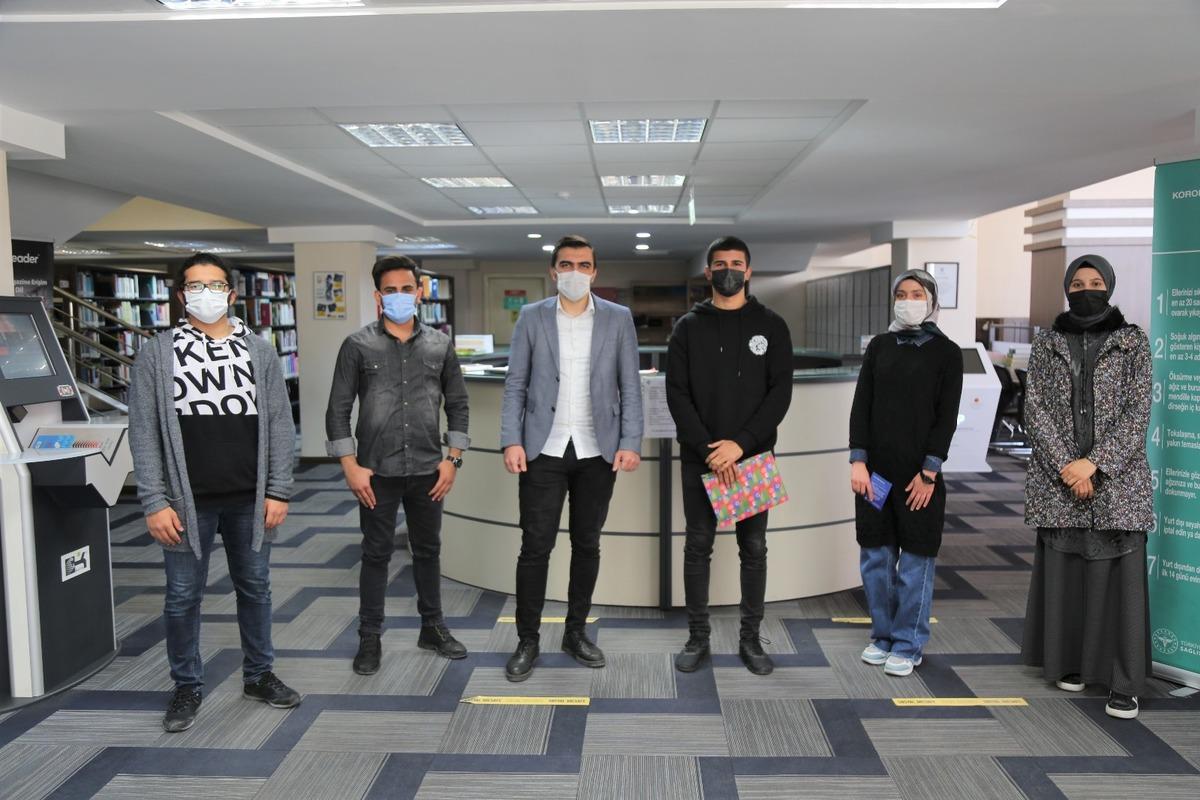 HK&Uuml;&rsquo;de kitap &ouml;d&uuml;ll&uuml; bulmaca yarışması