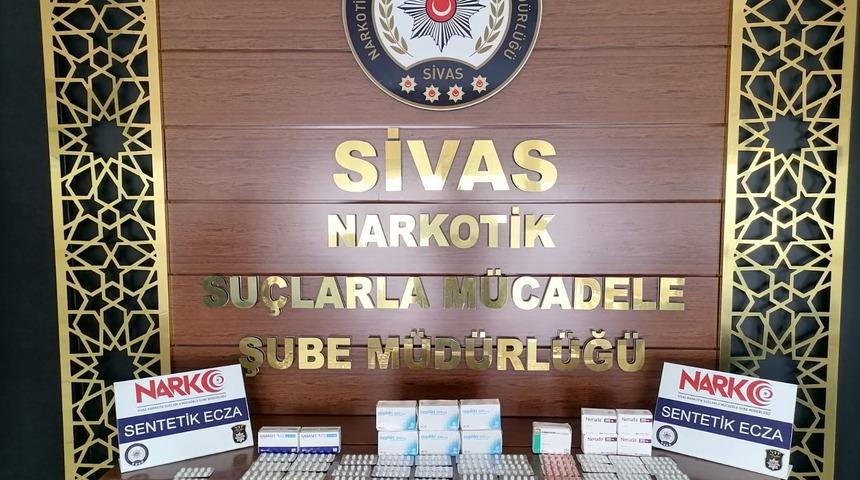 Sivas&rsquo;ta 686 adet sentetik ecza hap ele ge&ccedil;irildi