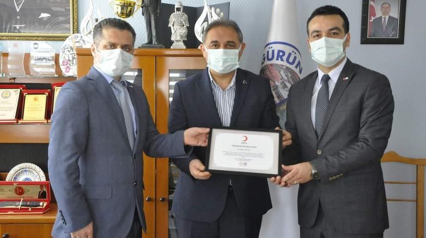 Kızılay kan merkezinden Başkan &Ccedil;ift&ccedil;i&rsquo;ye teşekk&uuml;r plaketi