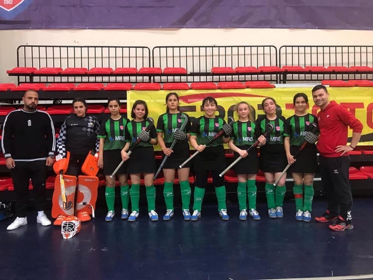 T&uuml;m mahalleyi spor alışkanlığı kazandıran &rsquo;Hokeyci Kızlar&rsquo; 1. Ligde