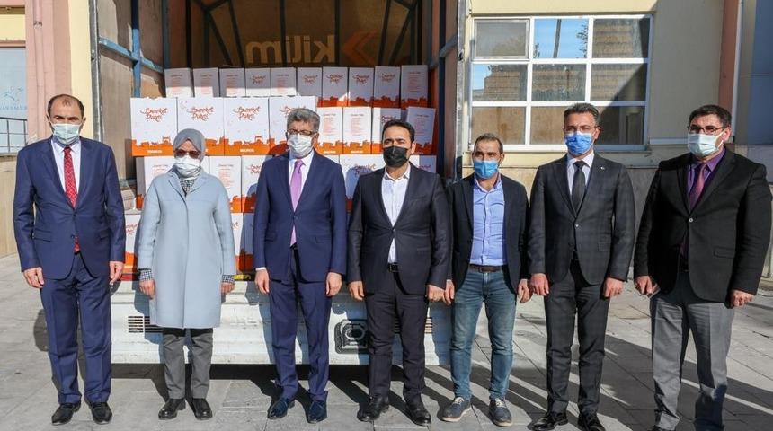 Oda Başkanı Ertop&ccedil;u ve kardeşinden 400 koli gıda yardımı