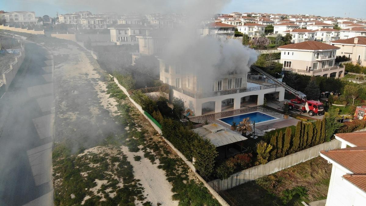 B&uuml;y&uuml;k&ccedil;ekmece&rsquo;de korkutan villa yangını