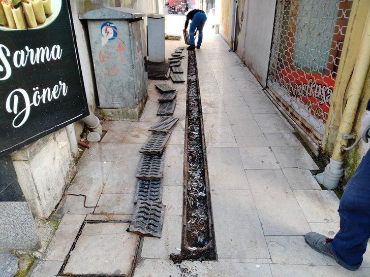 Bilinçsizce atılan sigara izmaritleri menfezleri tıkadı G3