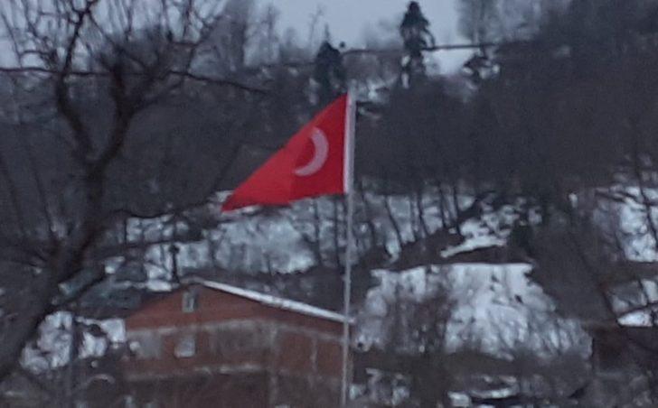 Mahalleye dev Türk bayrağı astılar G2