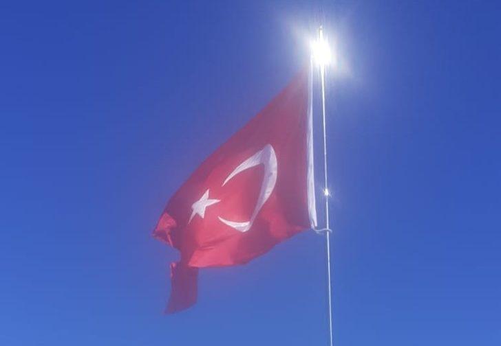 Mahalleye dev Türk bayrağı astılar G3