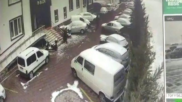 Baba ve kucağındaki kızına otomobilin &ccedil;arptığı kaza kameraya yansıdı 1