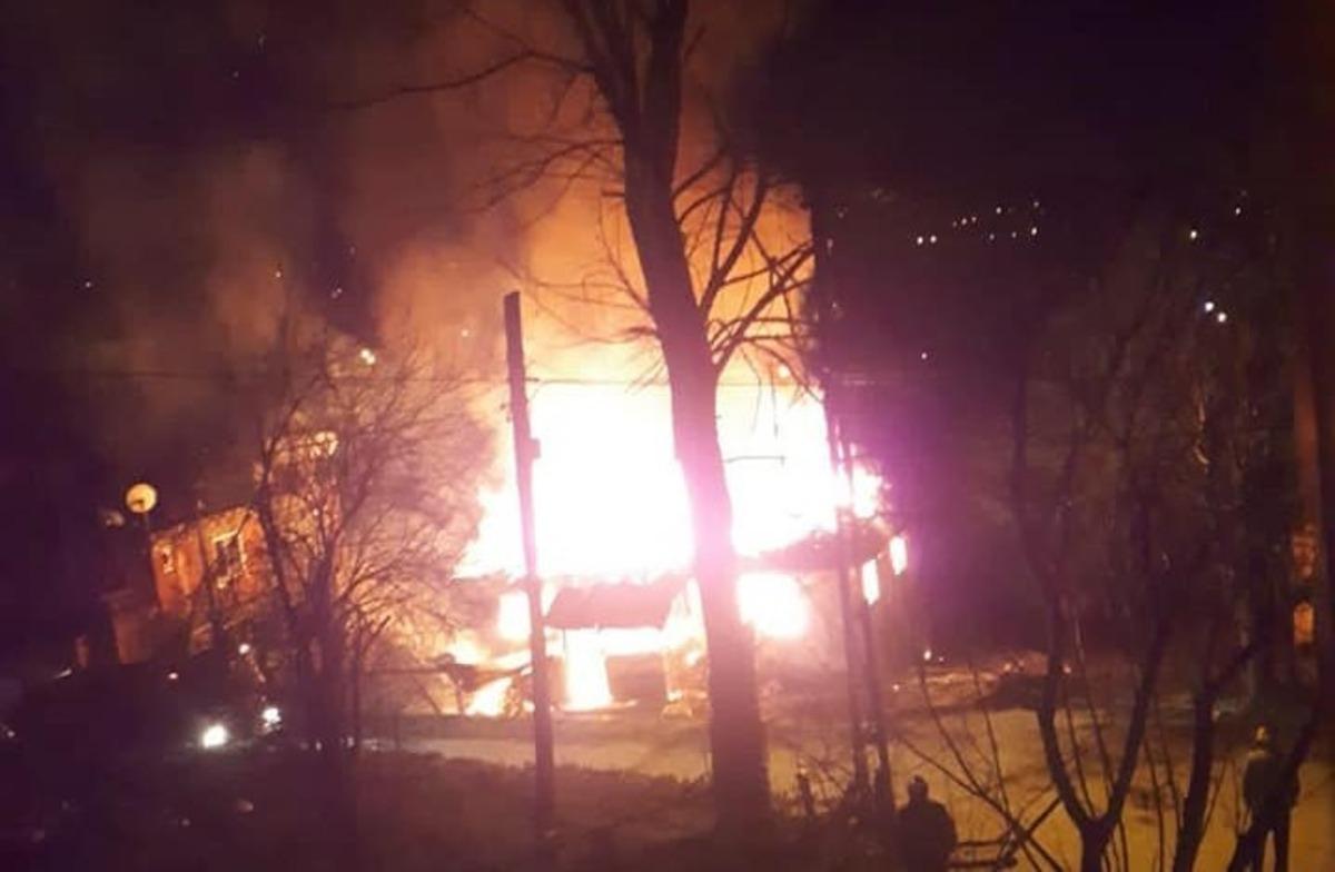 Engelli &ccedil;ocuğu olan yaşlı &ccedil;ift, yangın sonrası evsiz kaldı