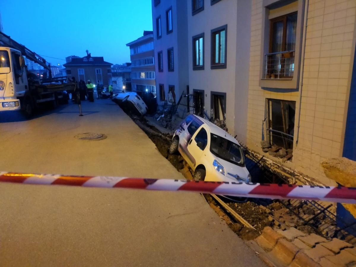 &Uuml;mraniye&rsquo;de istinat duvarı &ccedil;&ouml;kt&uuml;, 4 ara&ccedil; yuvarlandı