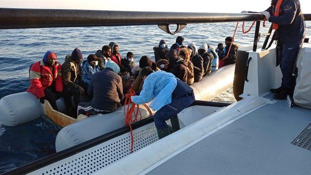 Balıkesir’de Türk kara sularına geri itilen 36 göçmen kurtarıldı