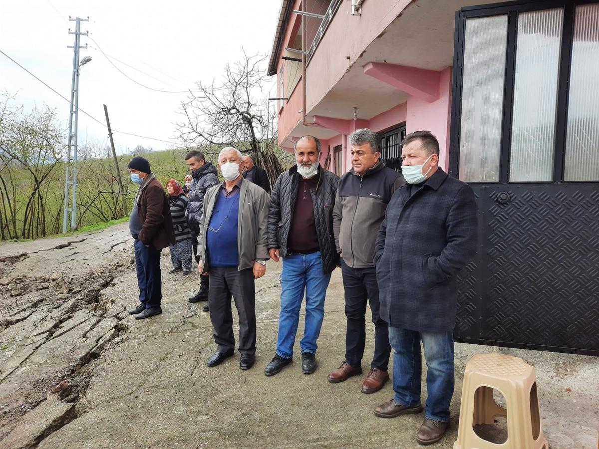 Aşırı yağışlar nedeniyle yolda g&ouml;&ccedil;&uuml;k ve derin &ccedil;atlaklar meydana geldi