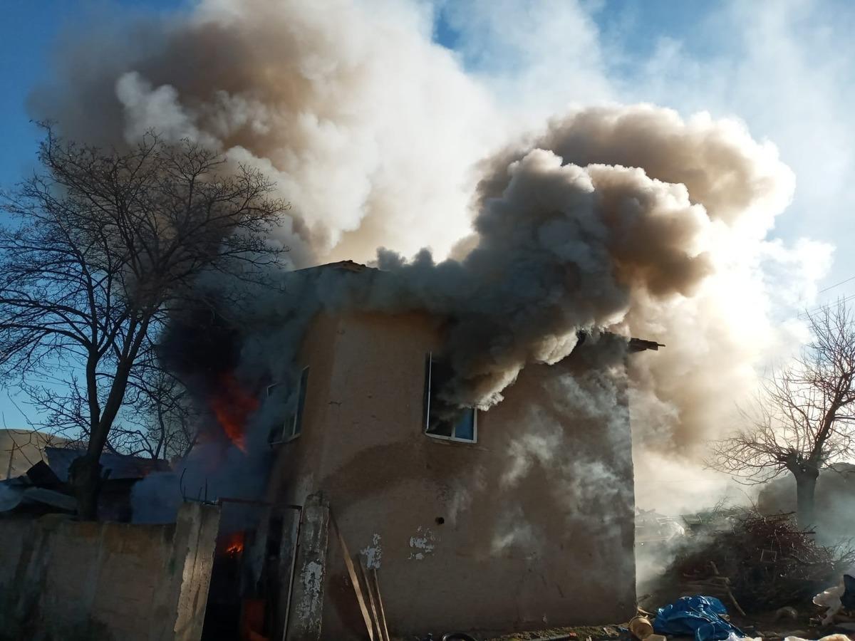 Elazığ&rsquo;da 2 katlı ev yangında, kullanılamaz hale geldi