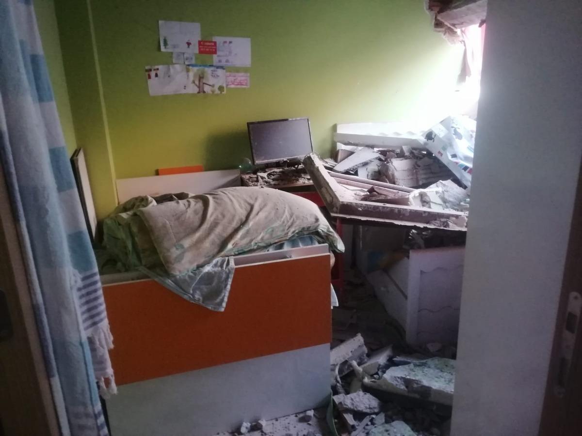 Yıkım esnasında &ccedil;&ouml;ken ağır hasarlı bina, başka binaya hasar verdi