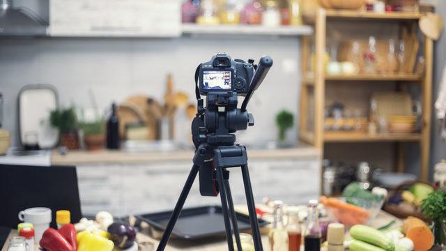 İtalyan kaçak mafya üyesini internette paylaştığı yemek videoları ele verdi